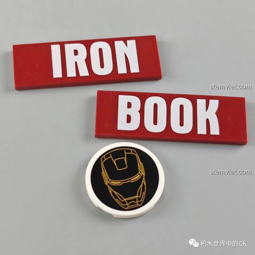 Các mảnh ghép in chữ 'IRON BOOK' và logo mặt nạ Iron Man, chi tiết của bộ Sách Minifigure Người Sắt DLP8801.
