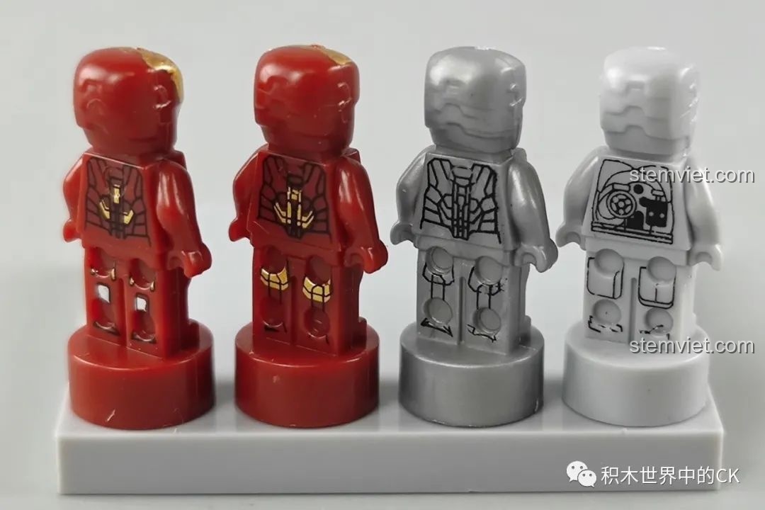 Mặt sau của bốn minifigure Iron Man MK1, MK2, MK3, MK4, hiển thị chi tiết in ấn phía sau giáp.
