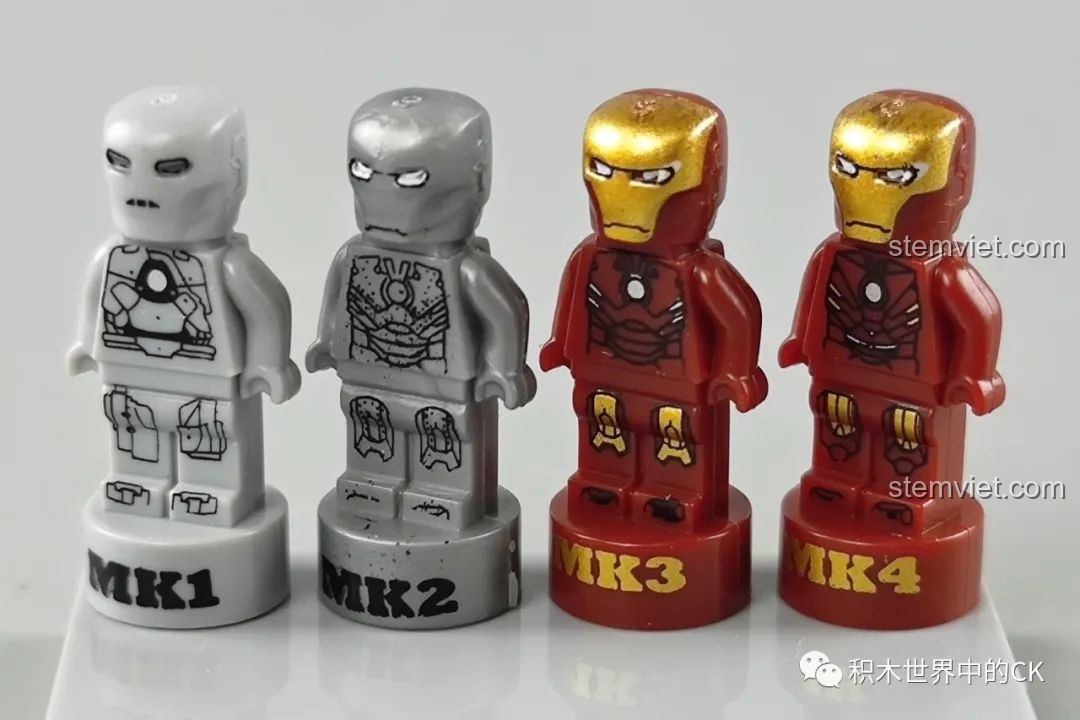 Bốn minifigure Iron Man MK1, MK2, MK3, MK4 với chi tiết in ấn rõ nét của bộ Sách Minifigure Người Sắt DLP8801.