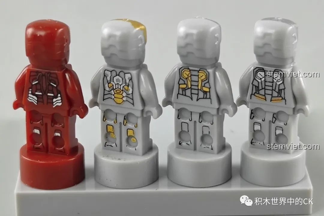 Mặt sau của bốn minifigure Iron Man MK13, MK14, MK15, MK16, với các họa tiết giáp được in rõ ràng.