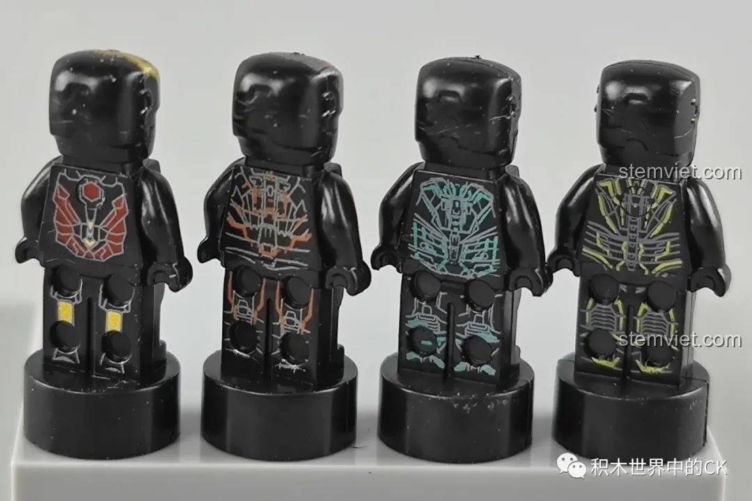 Mặt sau của bốn minifigure Iron Man MK19, MK20, MK21, MK22, với các họa tiết giáp phía sau.