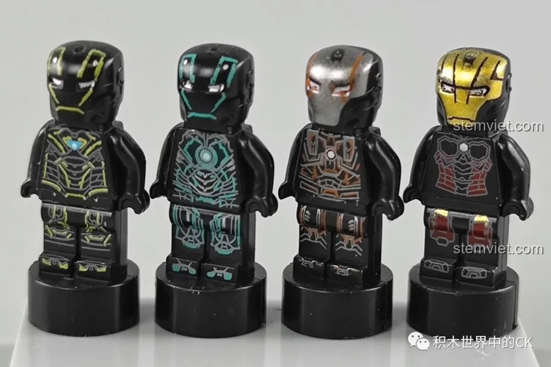 Bốn minifigure Iron Man MK19, MK20, MK21, MK22 với các màu sắc và thiết kế giáp khác nhau.