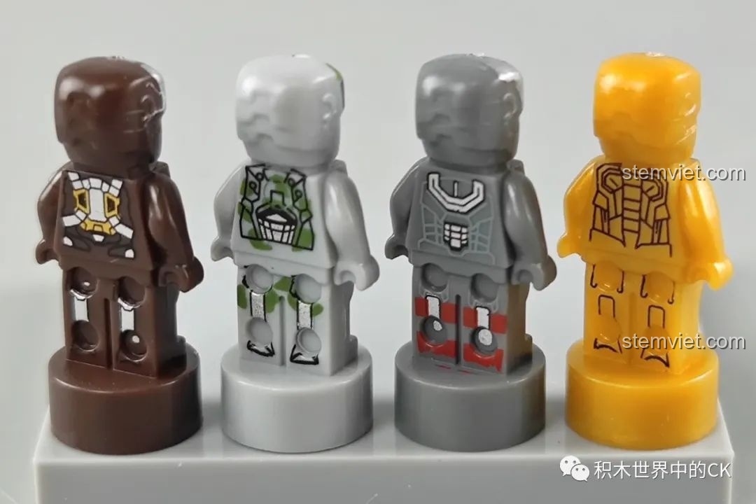 Mặt sau của bốn minifigure Iron Man MK21, MK22, MK23, MK24, với các họa tiết giáp phía sau.