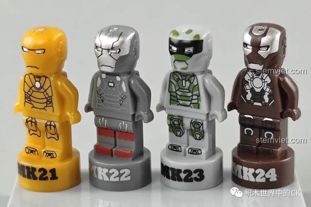 Bốn minifigure Iron Man MK21, MK22, MK23, MK24 với các màu sắc và thiết kế giáp khác nhau.