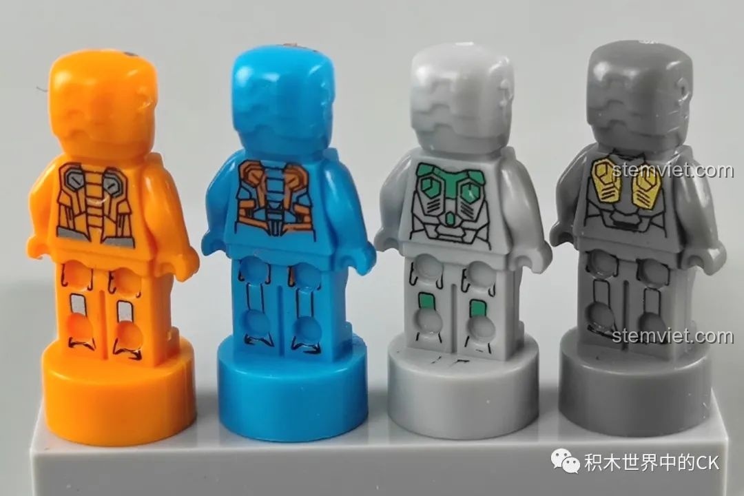 Mặt sau của bốn minifigure Iron Man MK25, MK26, MK27, MK28, với các họa tiết giáp phía sau.