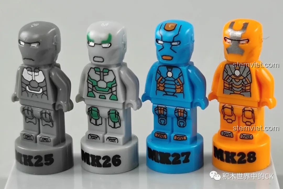 Bốn minifigure Iron Man MK25, MK26, MK27, MK28 với các màu sắc và thiết kế giáp nổi bật.