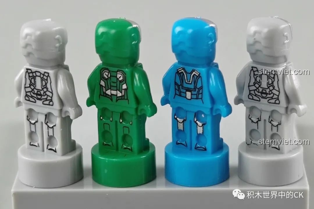 Mặt sau của bốn minifigure Iron Man MK29, MK30, MK31, MK32, với các họa tiết giáp phía sau.