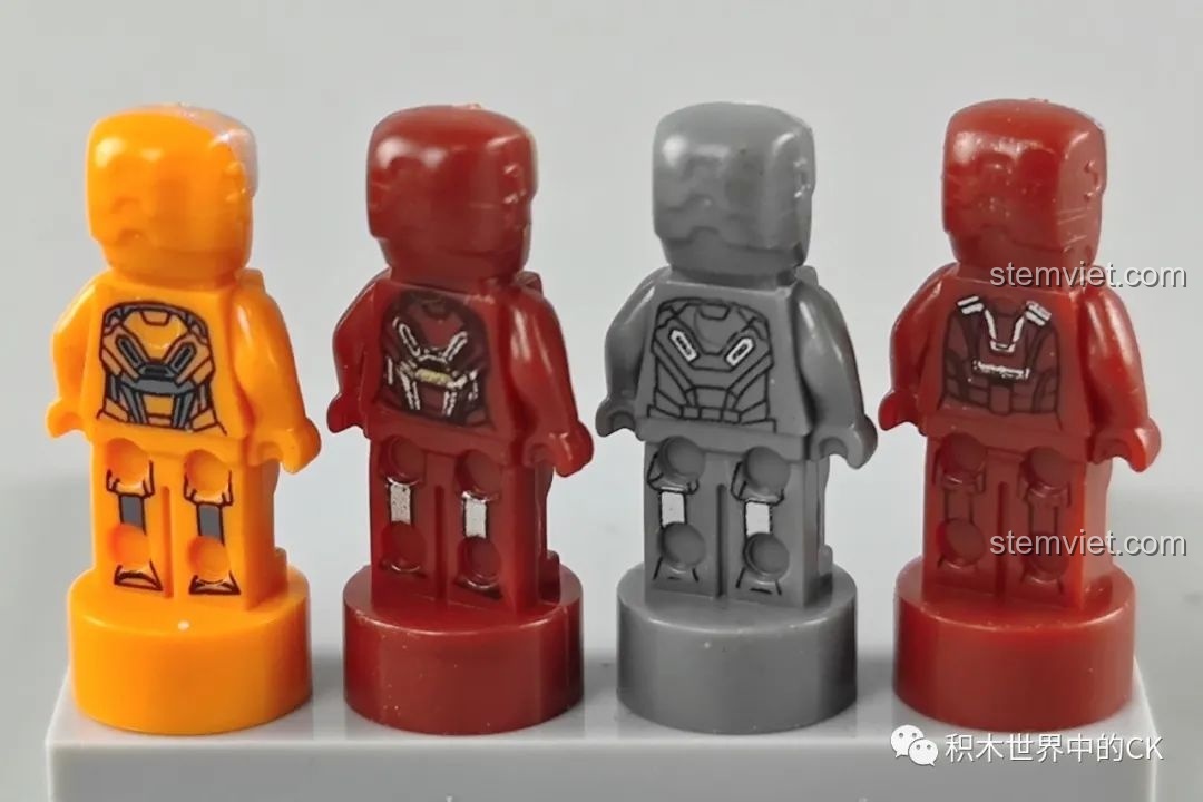 Mặt sau của bốn minifigure Iron Man MK33, MK34, MK35, MK36, với các họa tiết giáp được in rõ ràng.
