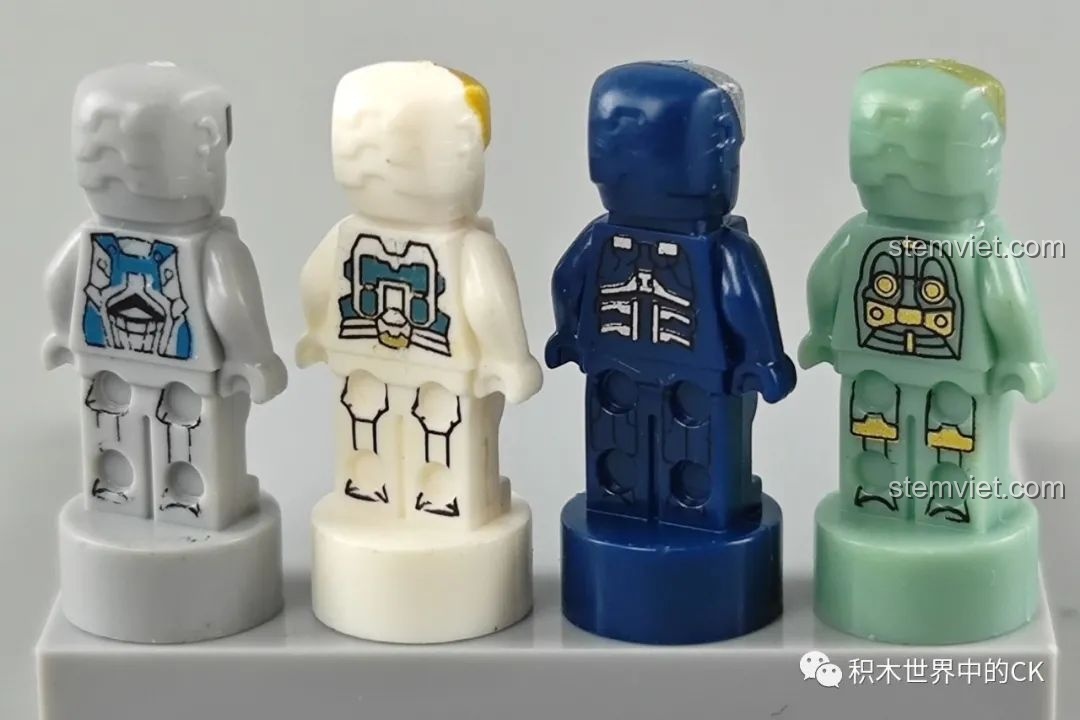 Mặt sau của bốn minifigure Iron Man MK37, MK38, MK39, MK40, thể hiện các chi tiết in ấn phía sau.