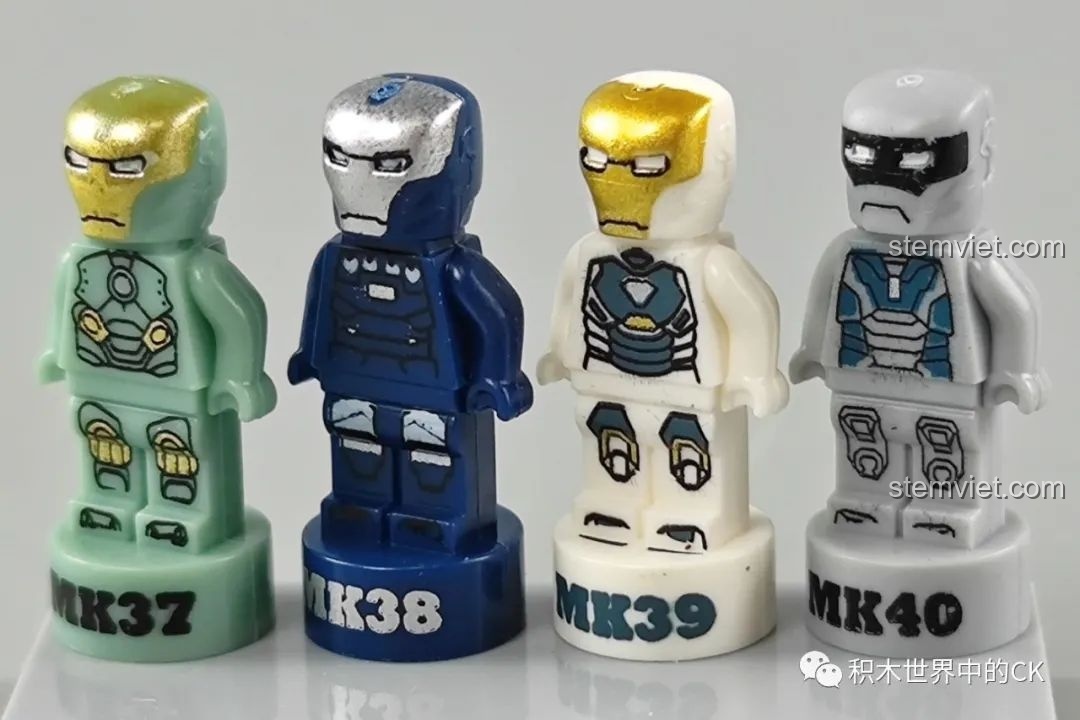 Bốn minifigure Iron Man MK37, MK38, MK39, MK40 với sự kết hợp màu sắc và chi tiết giáp độc đáo.