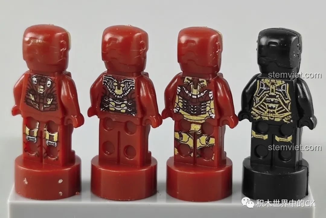 Mặt sau của bốn minifigure Iron Man MK41, MK42, MK43, MK45, với các họa tiết giáp phía sau.