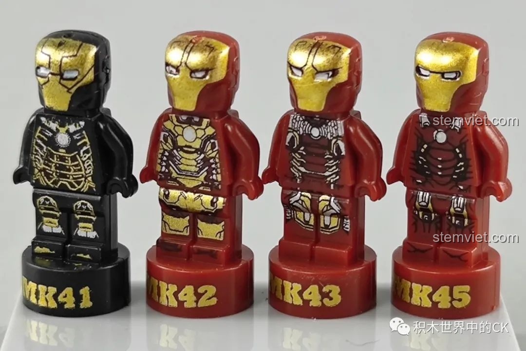 Bốn minifigure Iron Man MK41, MK42, MK43, MK45 với các thiết kế giáp mạnh mẽ và chi tiết.