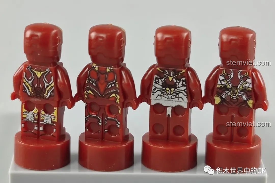 Mặt sau của bốn minifigure Iron Man MK46, MK47, MK50, MK85, với các họa tiết giáp phía sau.