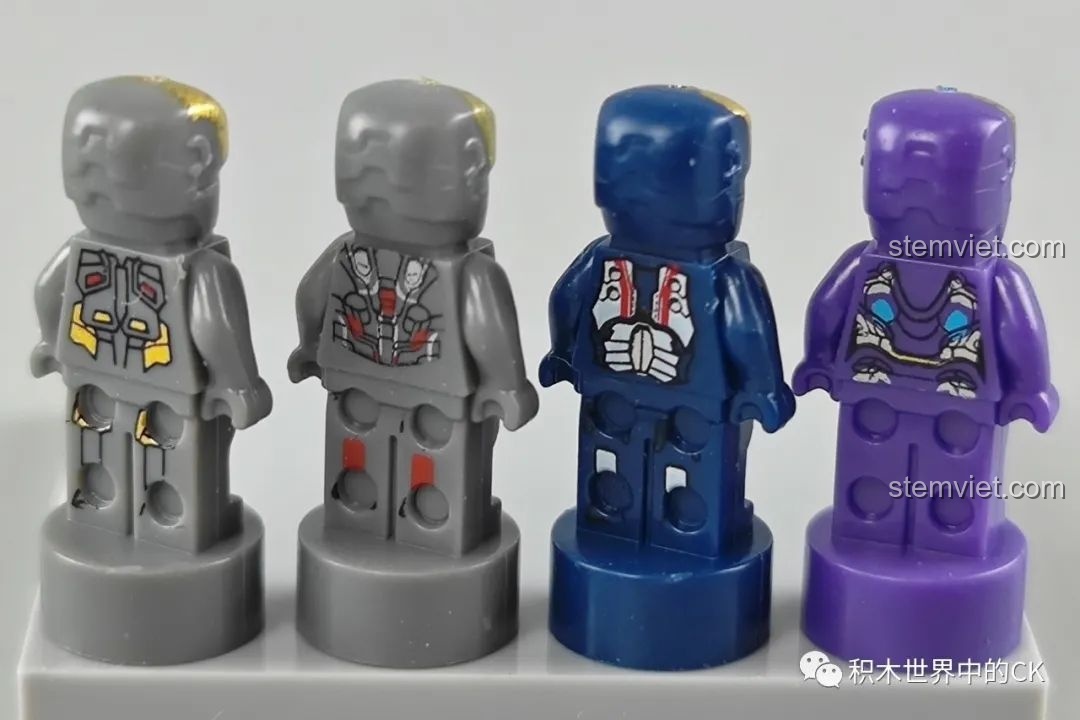 Mặt sau của bốn minifigure Iron Man MK49, MK50, MK85 và War Machine, với các họa tiết giáp phía sau.