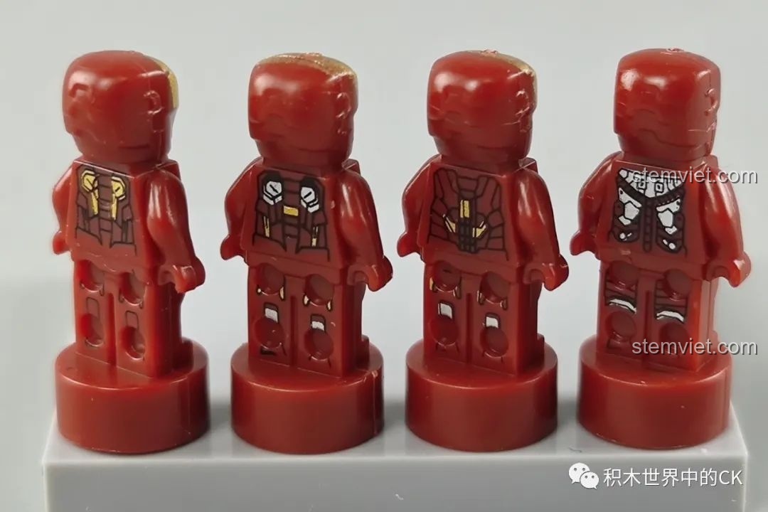 Mặt sau của bốn minifigure Iron Man MK5, MK6, MK7, MK8, thể hiện các chi tiết in ấn phức tạp.