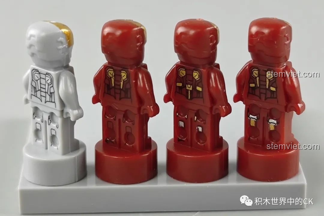 Mặt sau của bốn minifigure Iron Man MK9, MK10, MK11, MK12, cho thấy các họa tiết giáp phía sau.