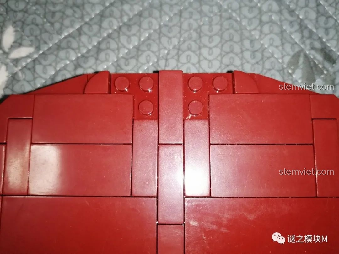 Chi tiết logo Iron Man trên phần bên trong của cuốn sách Iron Book DLP8801, thể hiện sự tỉ mỉ trong thiết kế.