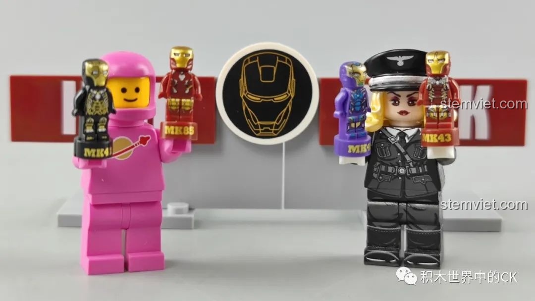 Hai minifigure cầm các minifigure Iron Man nhỏ hơn, thể hiện khả năng trưng bày sáng tạo của bộ DLP8801.