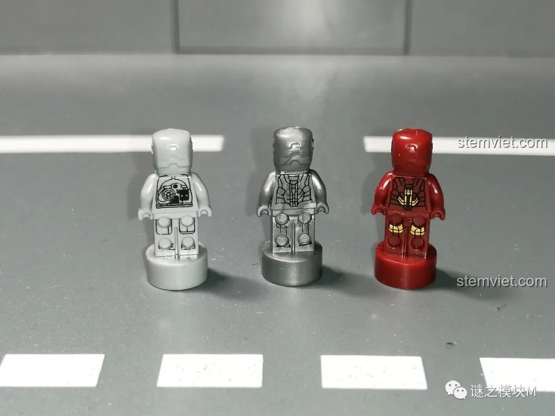 Mặt sau của ba minifigure Người Sắt MK1, MK2, MK3 từ bộ sưu tập giáp Người Sắt DLP8801.
