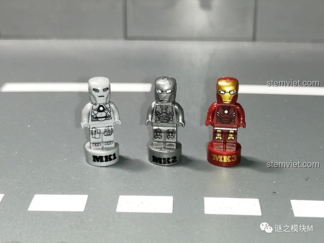 Ba minifigure Người Sắt MK1, MK2, MK3 từ bộ sưu tập giáp Người Sắt DLP8801, nhìn từ phía trước.