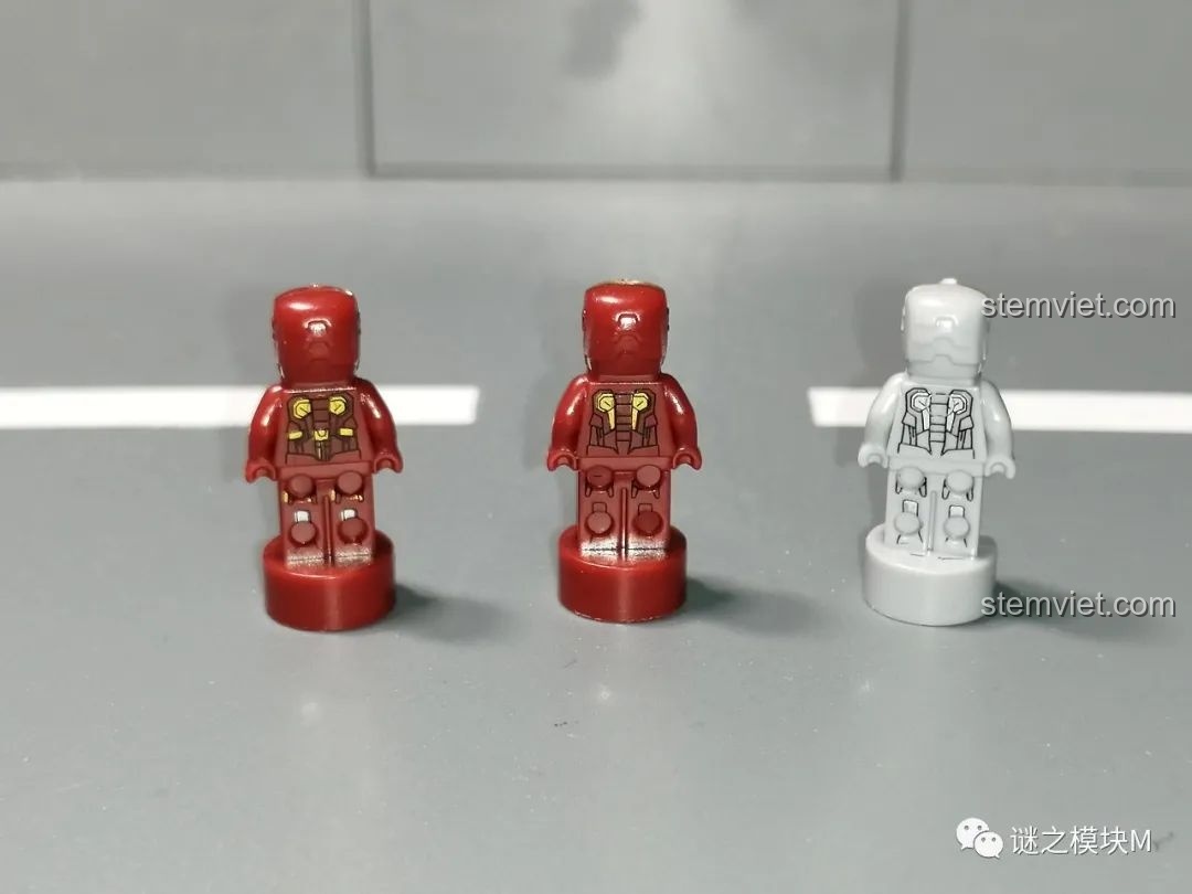Mặt sau của ba minifigure Người Sắt MK10, MK11, MK12 từ bộ sưu tập giáp Người Sắt DLP8801.