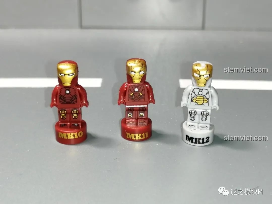 Ba minifigure Người Sắt MK10, MK11, MK12 từ bộ sưu tập giáp Người Sắt DLP8801, nhìn từ phía trước.