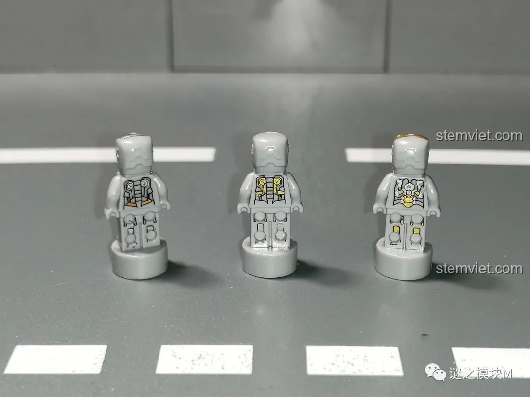 Mặt sau của ba minifigure Người Sắt MK13, MK14, MK15 từ bộ sưu tập giáp Người Sắt DLP8801.