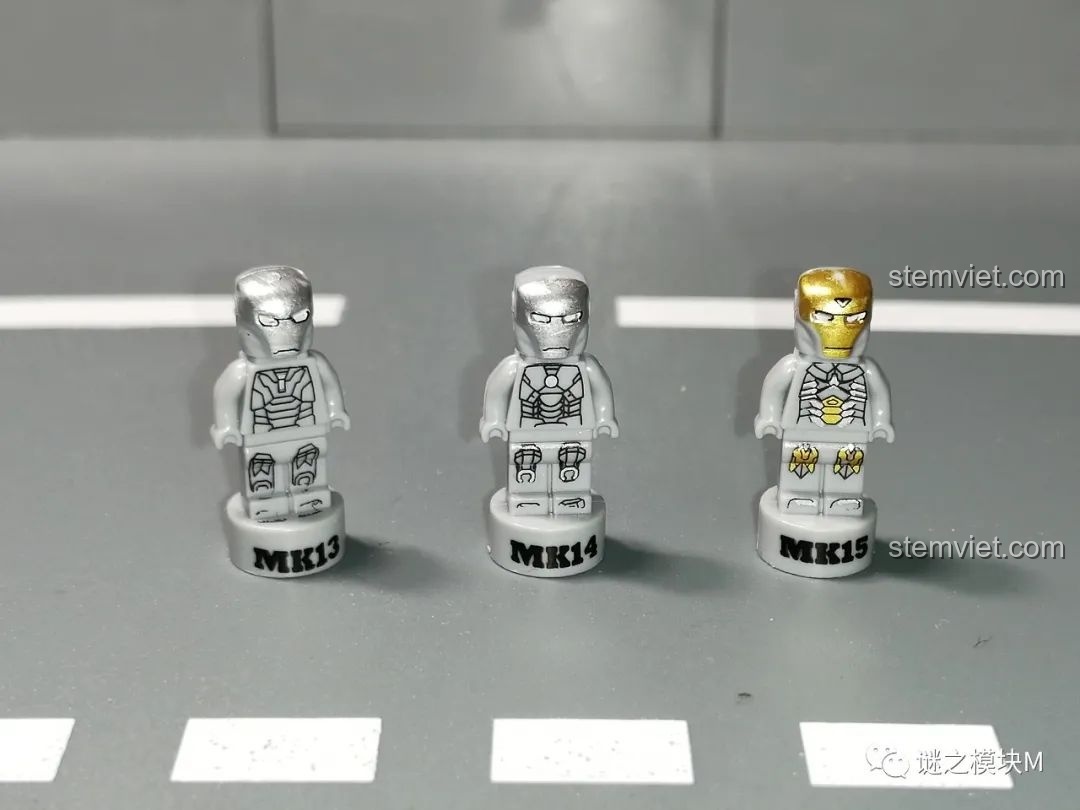 Ba minifigure Người Sắt MK13, MK14, MK15 từ bộ sưu tập giáp Người Sắt DLP8801, nhìn từ phía trước.
