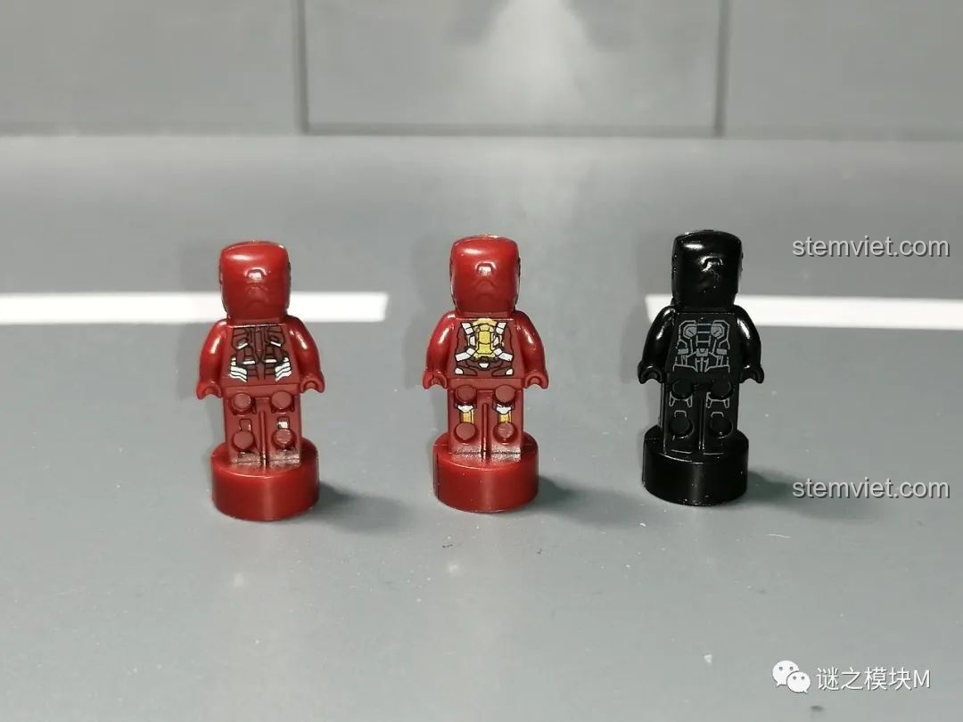 Mặt sau của ba minifigure Người Sắt MK16, MK17, MK18 từ bộ sưu tập giáp Người Sắt DLP8801.