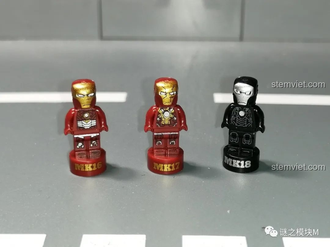 Ba minifigure Người Sắt MK16, MK17, MK18 từ bộ sưu tập giáp Người Sắt DLP8801, nhìn từ phía trước.