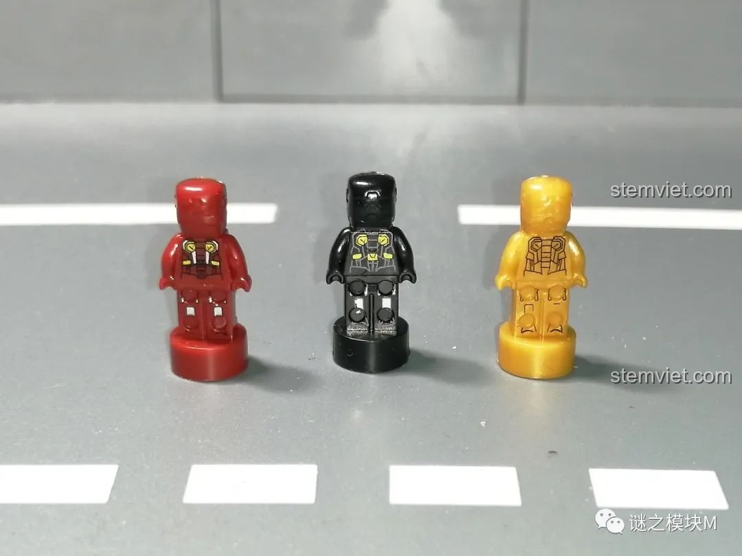 Mặt sau của ba minifigure Người Sắt MK19, MK20, MK21 từ bộ sưu tập giáp Người Sắt DLP8801.