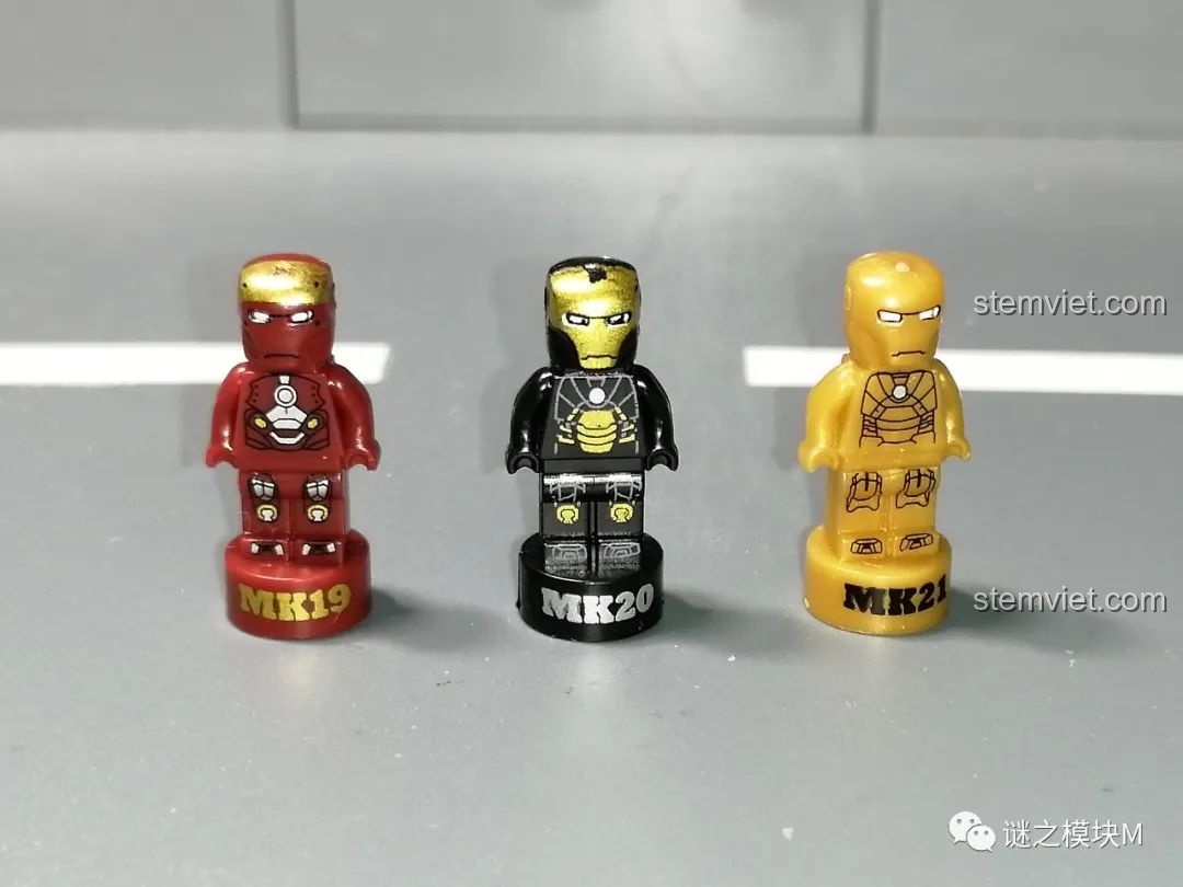 Ba minifigure Người Sắt MK19, MK20, MK21 từ bộ sưu tập giáp Người Sắt DLP8801, nhìn từ phía trước.