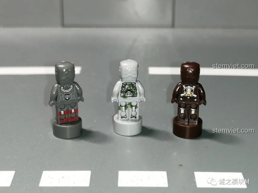 Mặt sau của ba minifigure Người Sắt MK22, MK23, MK24 từ bộ sưu tập giáp Người Sắt DLP8801.