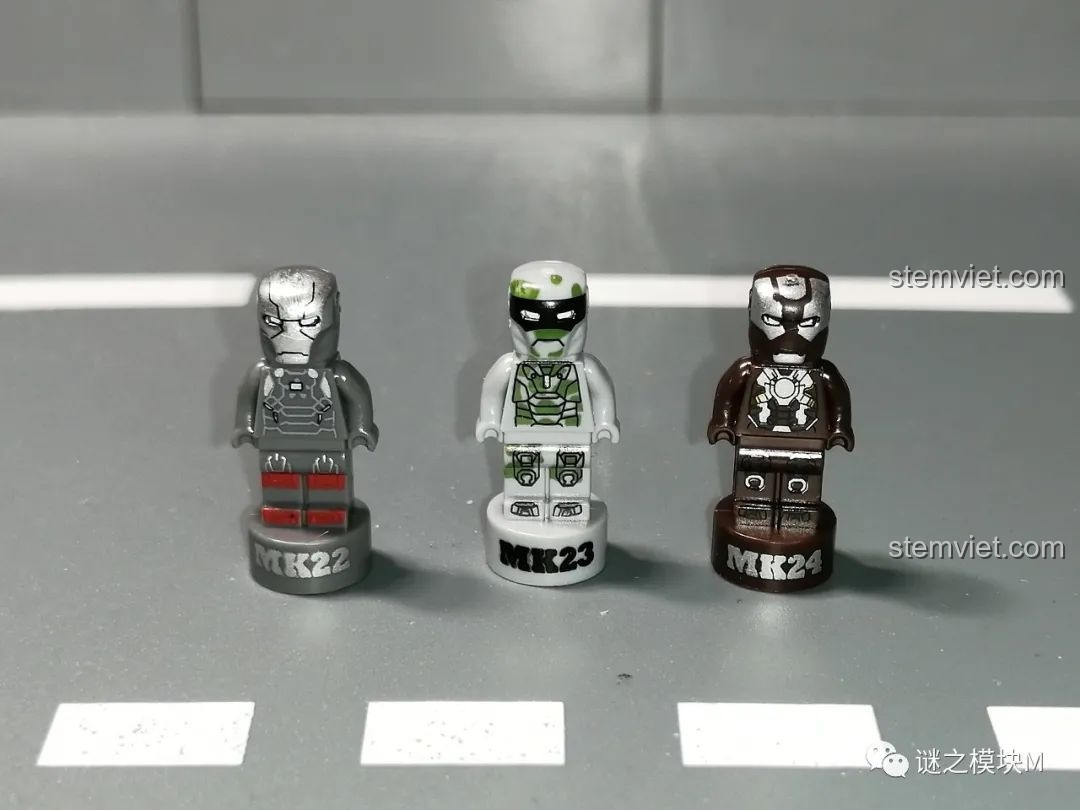 Ba minifigure Người Sắt MK22, MK23, MK24 từ bộ sưu tập giáp Người Sắt DLP8801, nhìn từ phía trước.