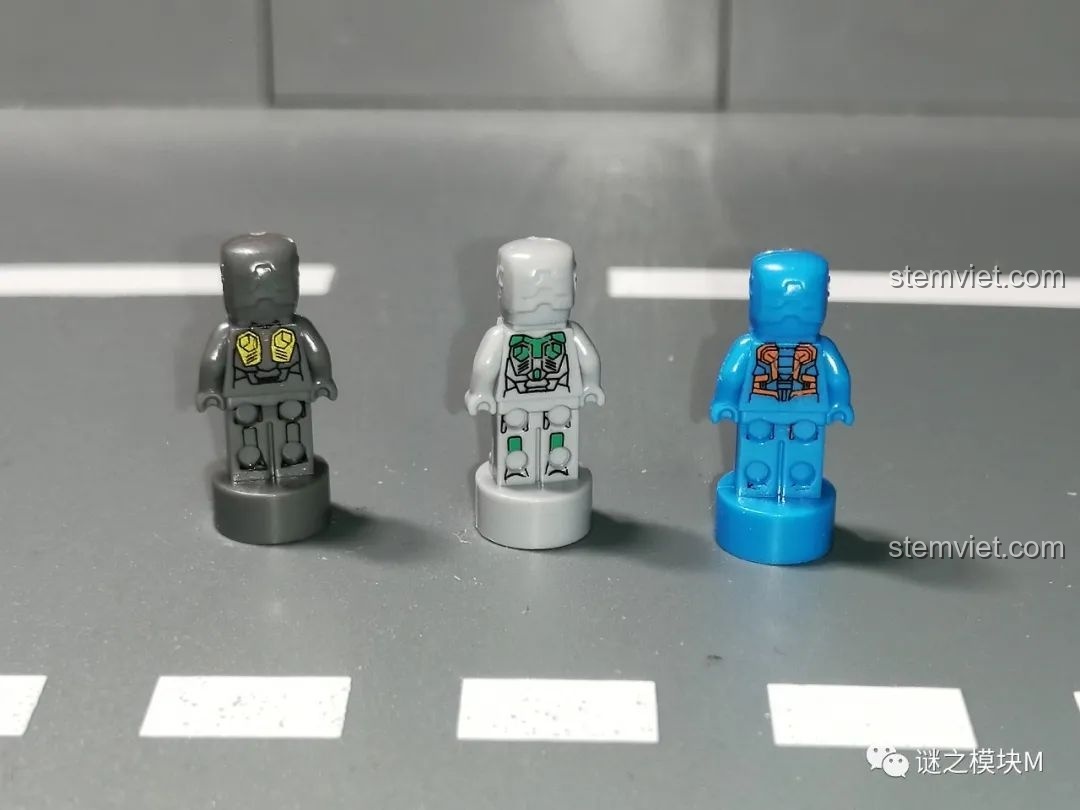 Mặt sau của ba minifigure Người Sắt MK25, MK26, MK27 từ bộ sưu tập giáp Người Sắt DLP8801.