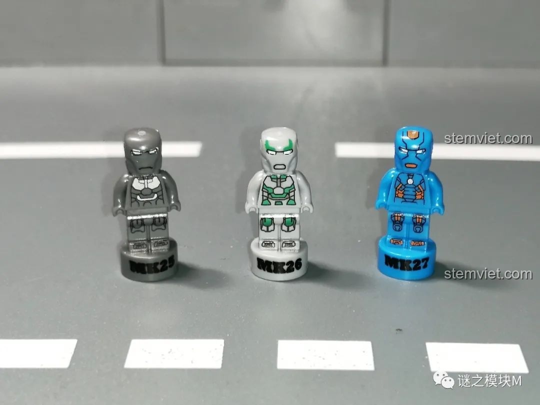 Ba minifigure Người Sắt MK25, MK26, MK27 từ bộ sưu tập giáp Người Sắt DLP8801, nhìn từ phía trước.