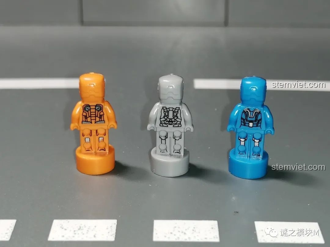 Mặt sau của ba minifigure Người Sắt MK28, MK29, MK30 từ bộ sưu tập giáp Người Sắt DLP8801.