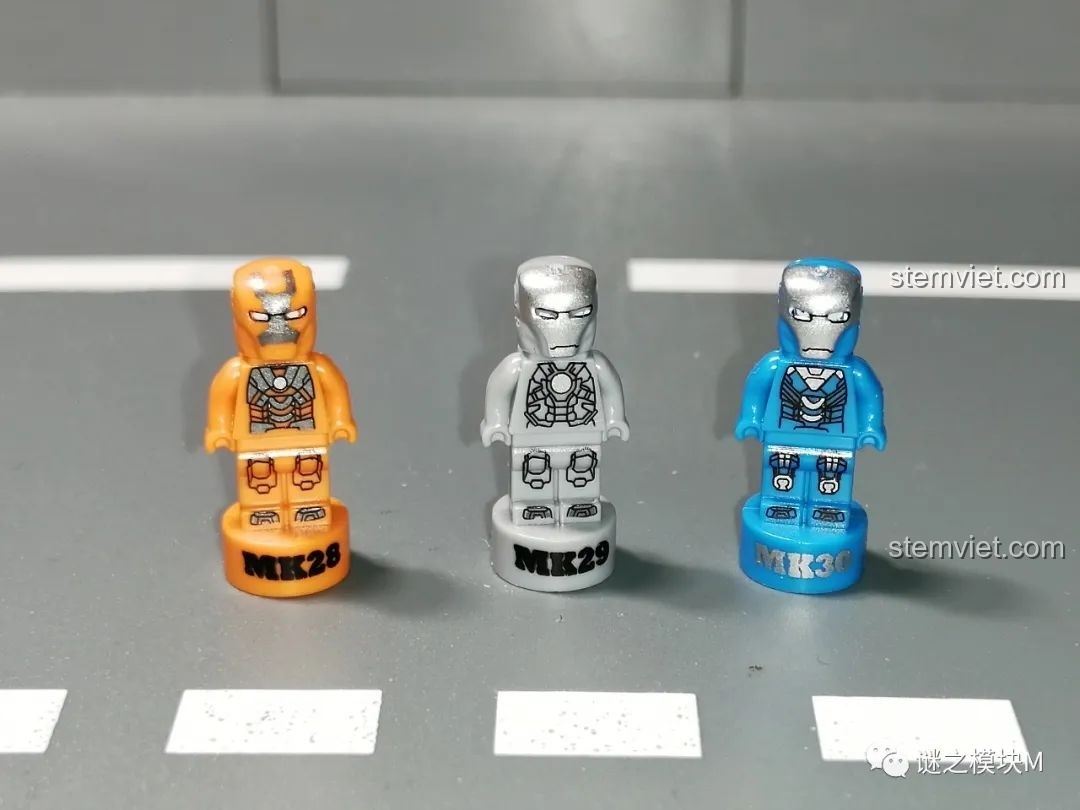 Ba minifigure Người Sắt MK28, MK29, MK30 từ bộ sưu tập giáp Người Sắt DLP8801, nhìn từ phía trước.