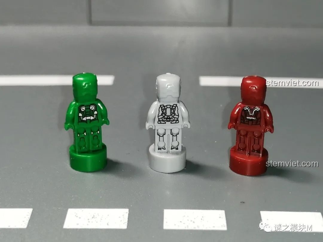 Mặt sau của ba minifigure Người Sắt MK31, MK32, MK33 từ bộ sưu tập giáp Người Sắt DLP8801.