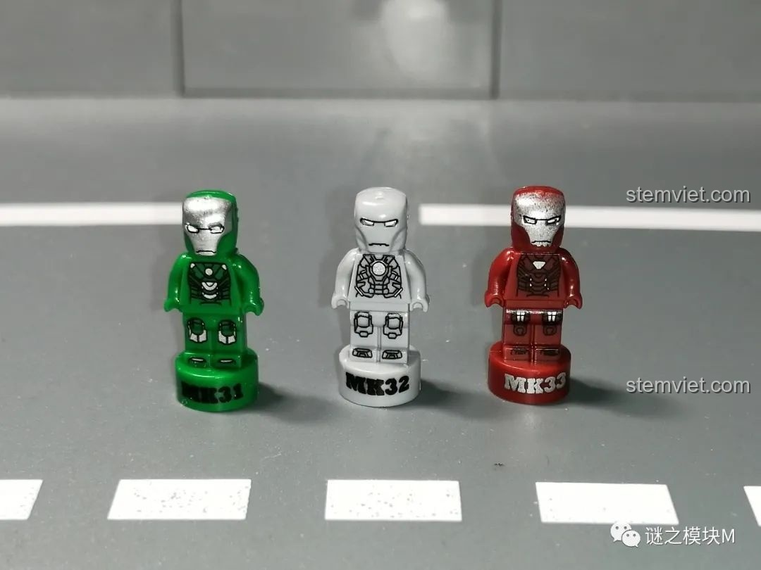 Ba minifigure Người Sắt MK31, MK32, MK33 từ bộ sưu tập giáp Người Sắt DLP8801, nhìn từ phía trước.