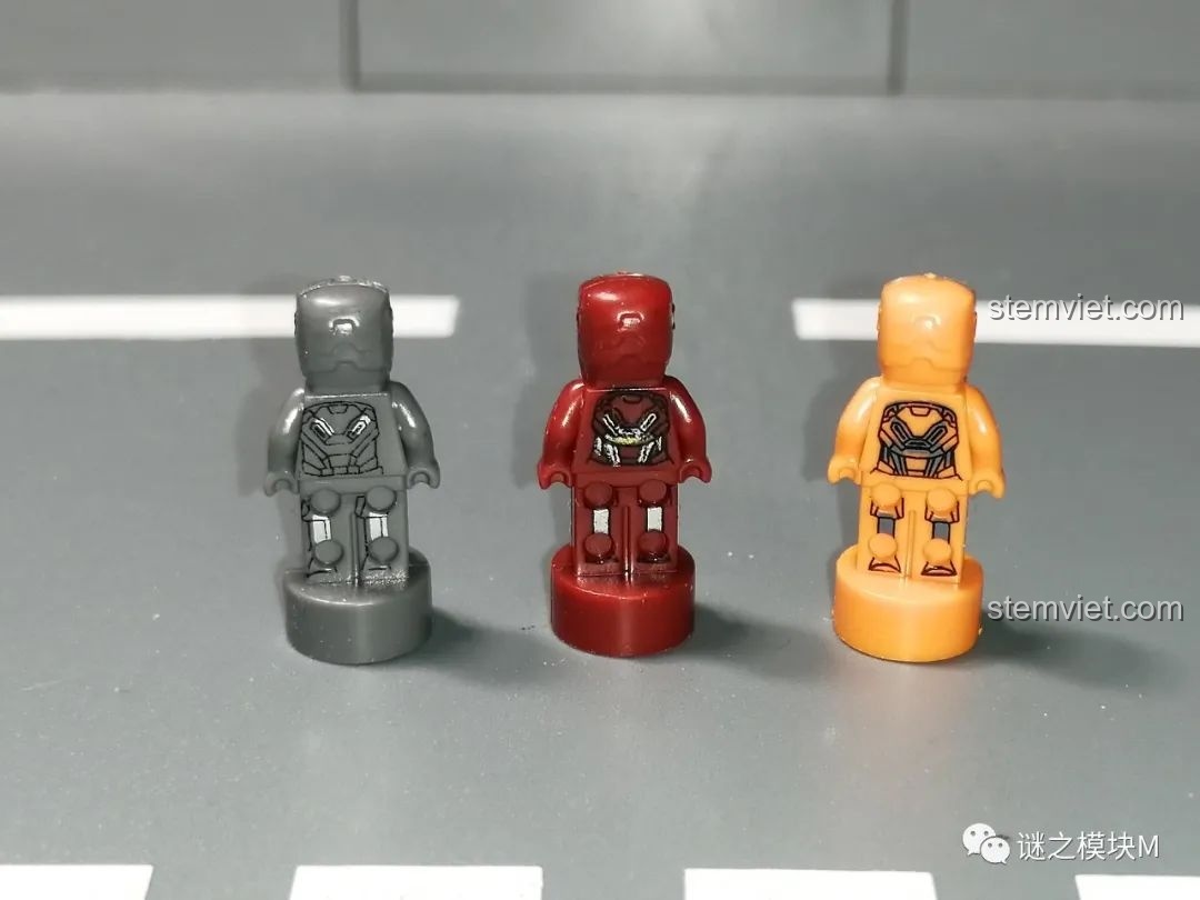 Mặt sau của ba minifigure Người Sắt MK34, MK35, MK36 từ bộ sưu tập giáp Người Sắt DLP8801.