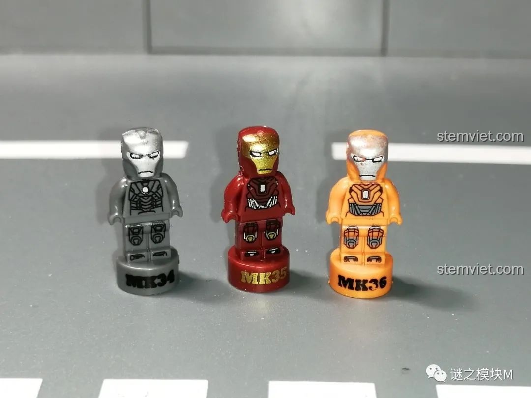 Ba minifigure Người Sắt MK34, MK35, MK36 từ bộ sưu tập giáp Người Sắt DLP8801, nhìn từ phía trước.