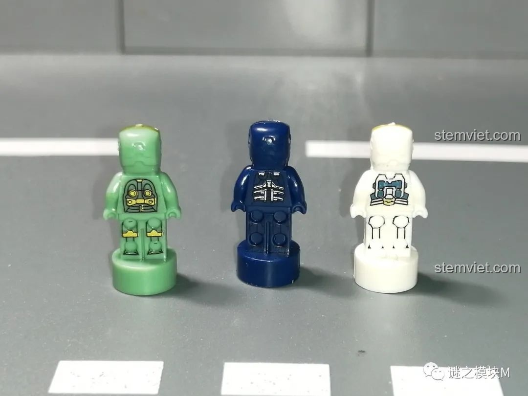 Mặt sau của ba minifigure Người Sắt MK37, MK38, MK39 từ bộ sưu tập giáp Người Sắt DLP8801.