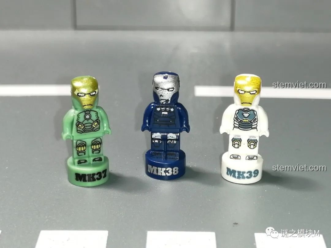 Ba minifigure Người Sắt MK37, MK38, MK39 từ bộ sưu tập giáp Người Sắt DLP8801, nhìn từ phía trước.