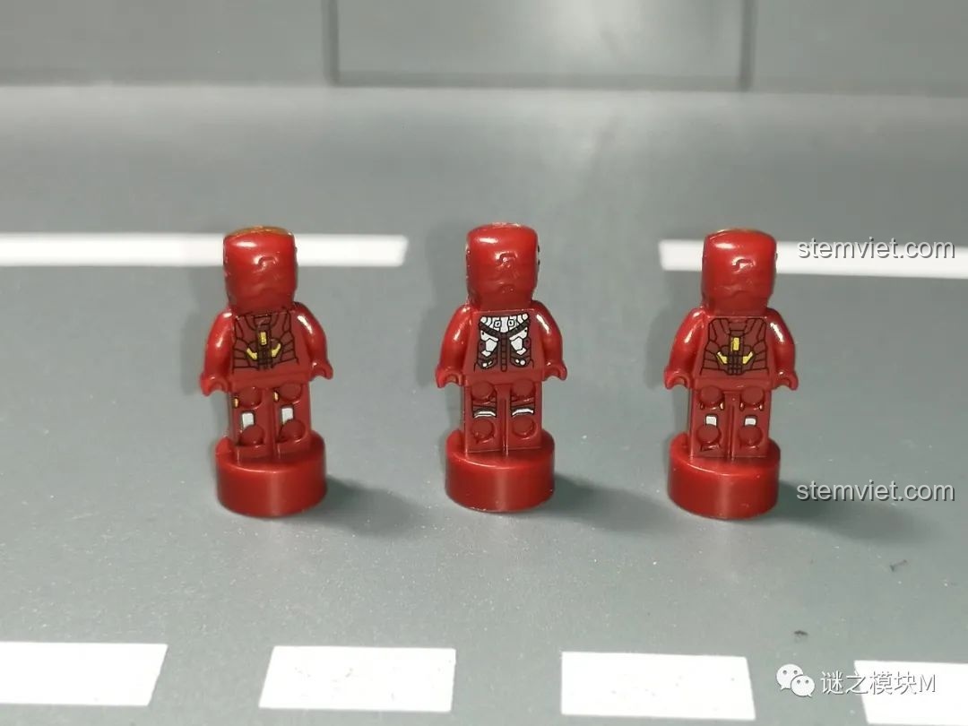 Mặt sau của ba minifigure Người Sắt MK4, MK5, MK6 từ bộ sưu tập giáp Người Sắt DLP8801.