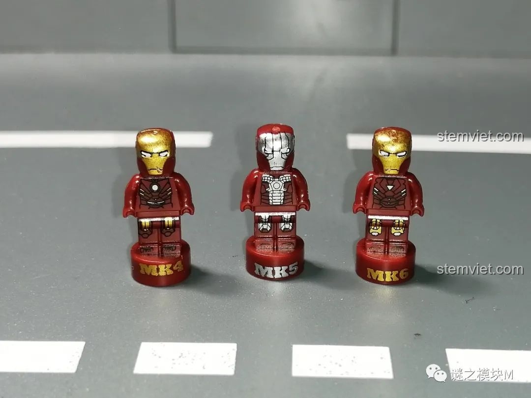 Ba minifigure Người Sắt MK4, MK5, MK6 từ bộ sưu tập giáp Người Sắt DLP8801, nhìn từ phía trước.