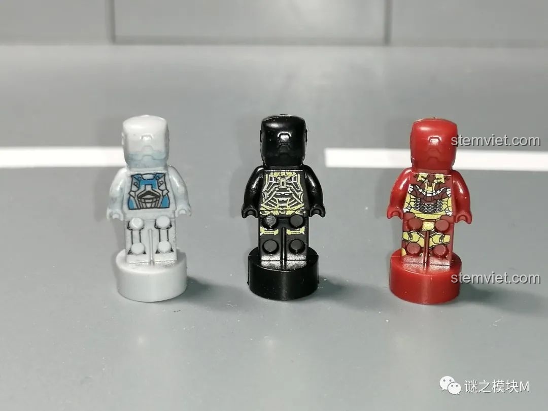 Mặt sau của ba minifigure Người Sắt MK40, MK41, MK42 từ bộ sưu tập giáp Người Sắt DLP8801.