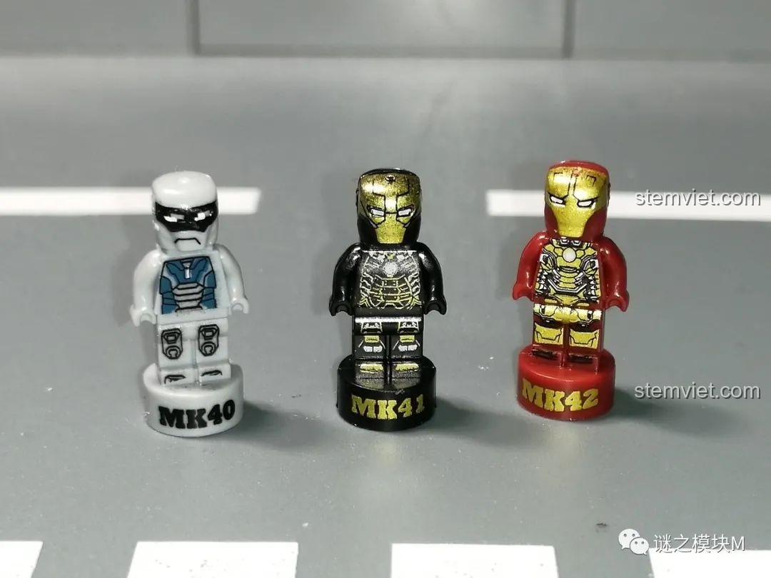 Ba minifigure Người Sắt MK40, MK41, MK42 từ bộ sưu tập giáp Người Sắt DLP8801, nhìn từ phía trước.
