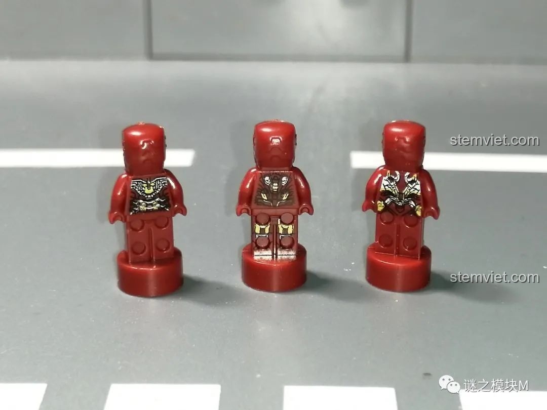Mặt sau của ba minifigure Người Sắt MK43, MK45, MK46 từ bộ sưu tập giáp Người Sắt DLP8801.