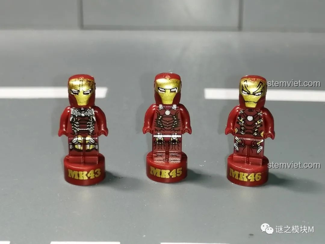 Ba minifigure Người Sắt MK43, MK45, MK46 từ bộ sưu tập giáp Người Sắt DLP8801, nhìn từ phía trước.